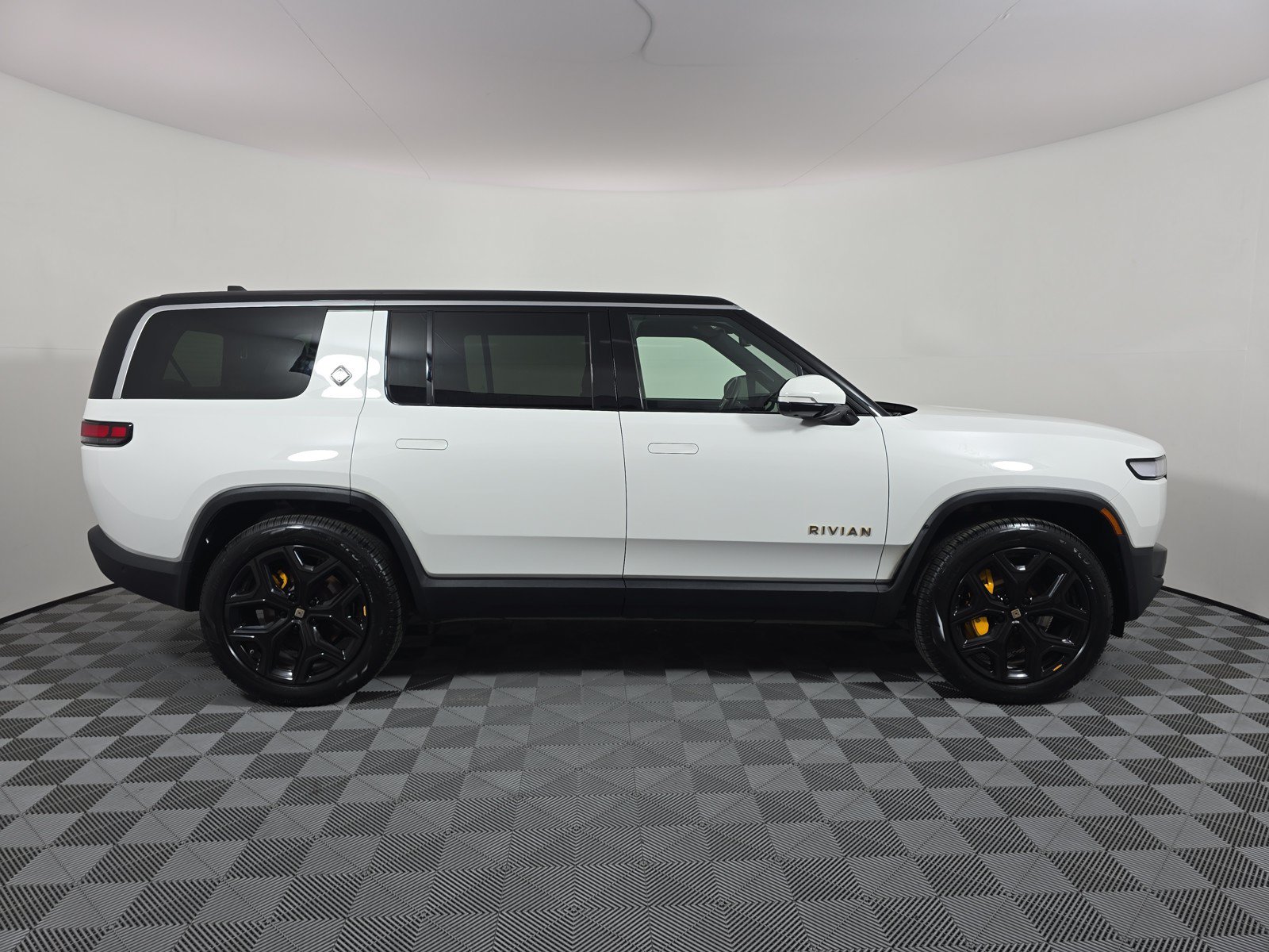 Used 2023 Rivian R1S Adventure AWD/4WD image 6