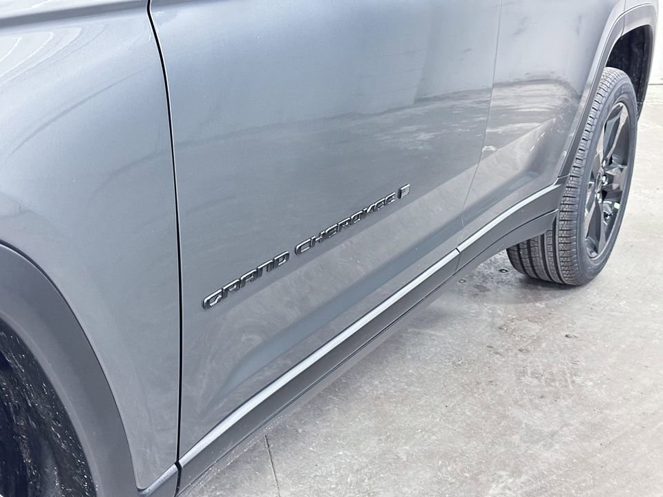 New 2025 Jeep Grand Cherokee Limited w/ Black Appearance Package image 16