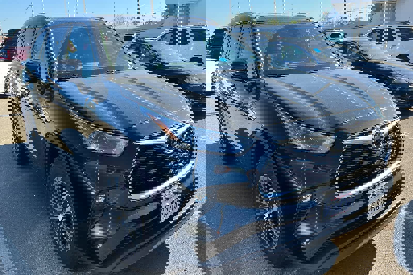 Used 2023 Toyota Highlander XLE image 3