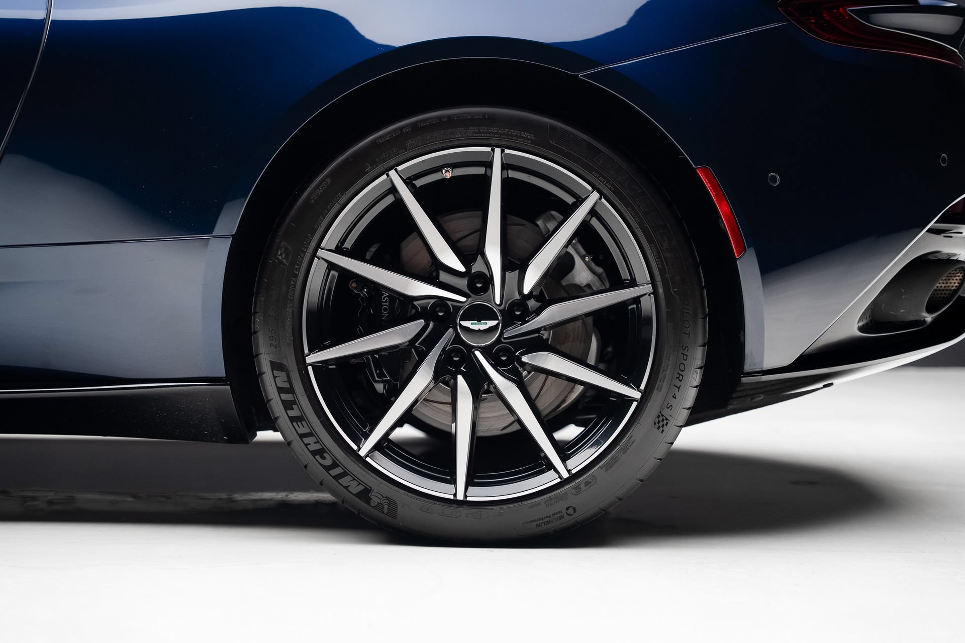 Used 2018 Aston Martin DB11 V12 RWD image 21