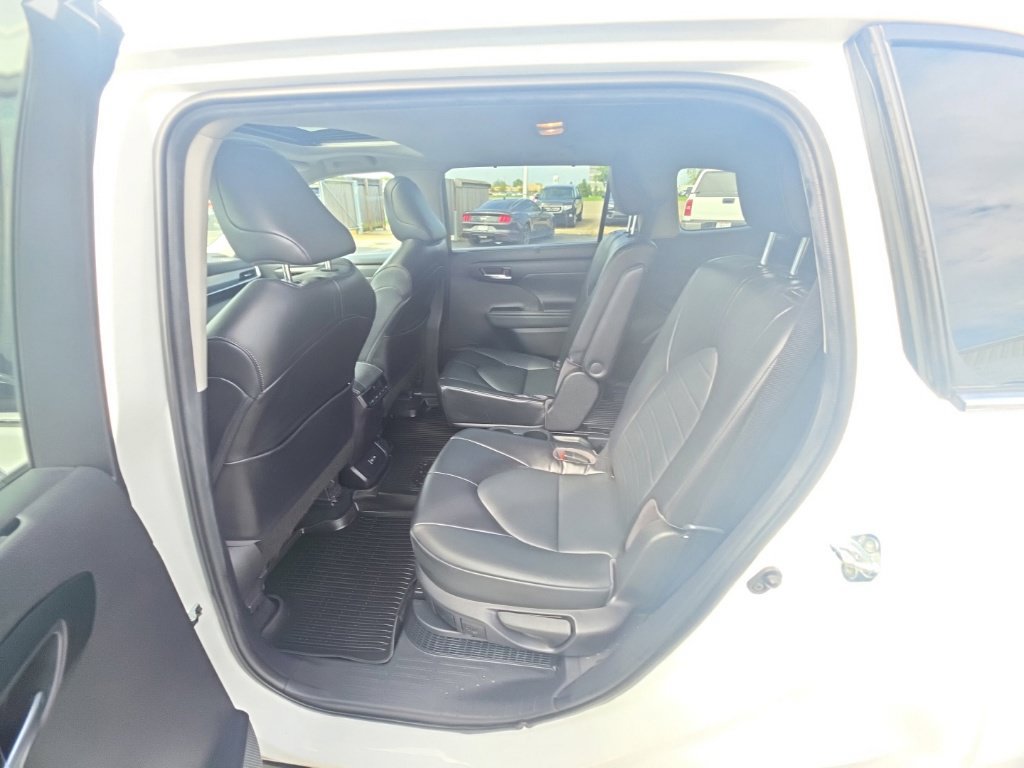 Used 2022 Toyota Highlander XLE AWD/4WD image 26
