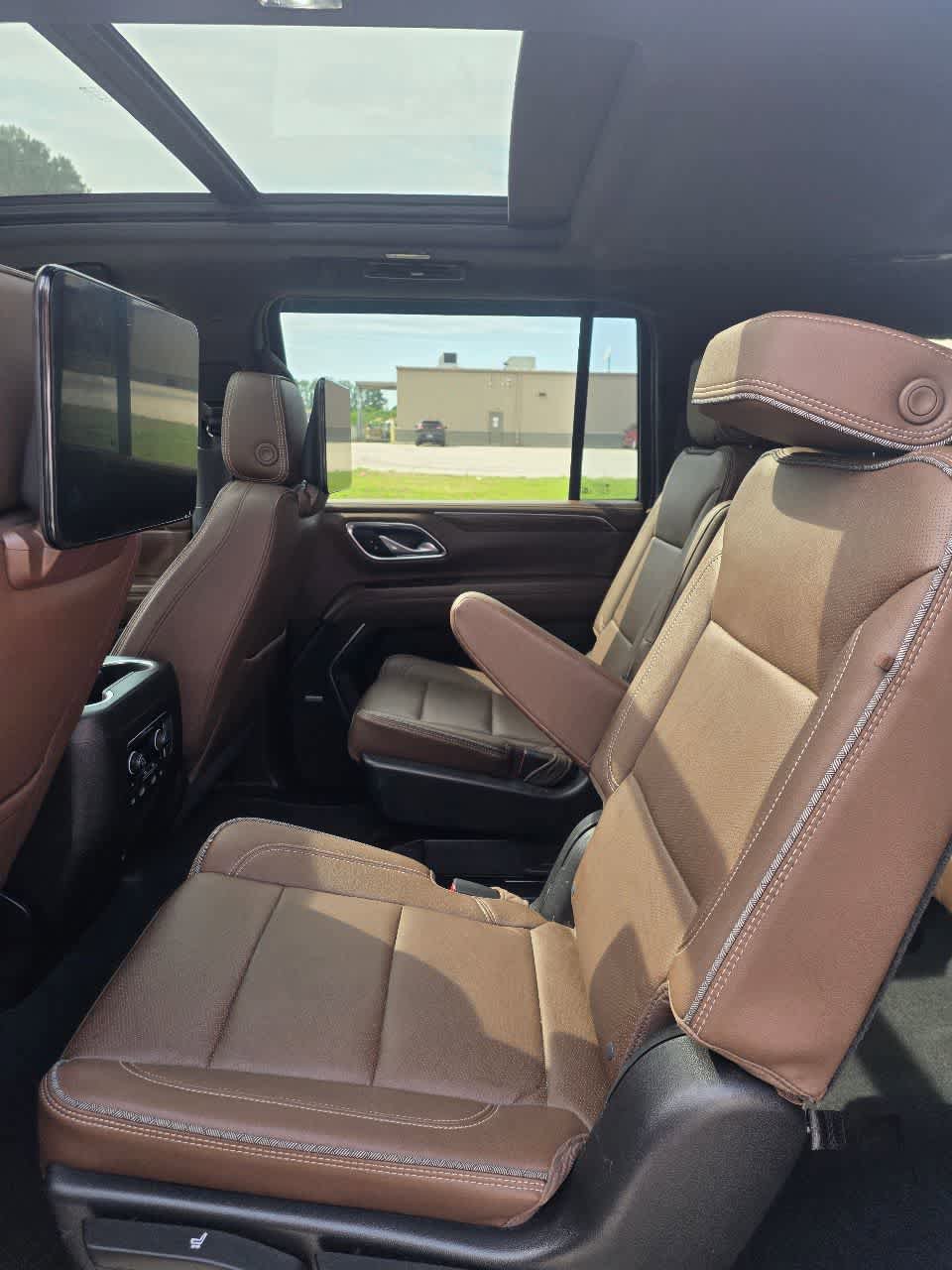 Used 2021 Chevrolet Suburban High Country AWD/4WD image 7