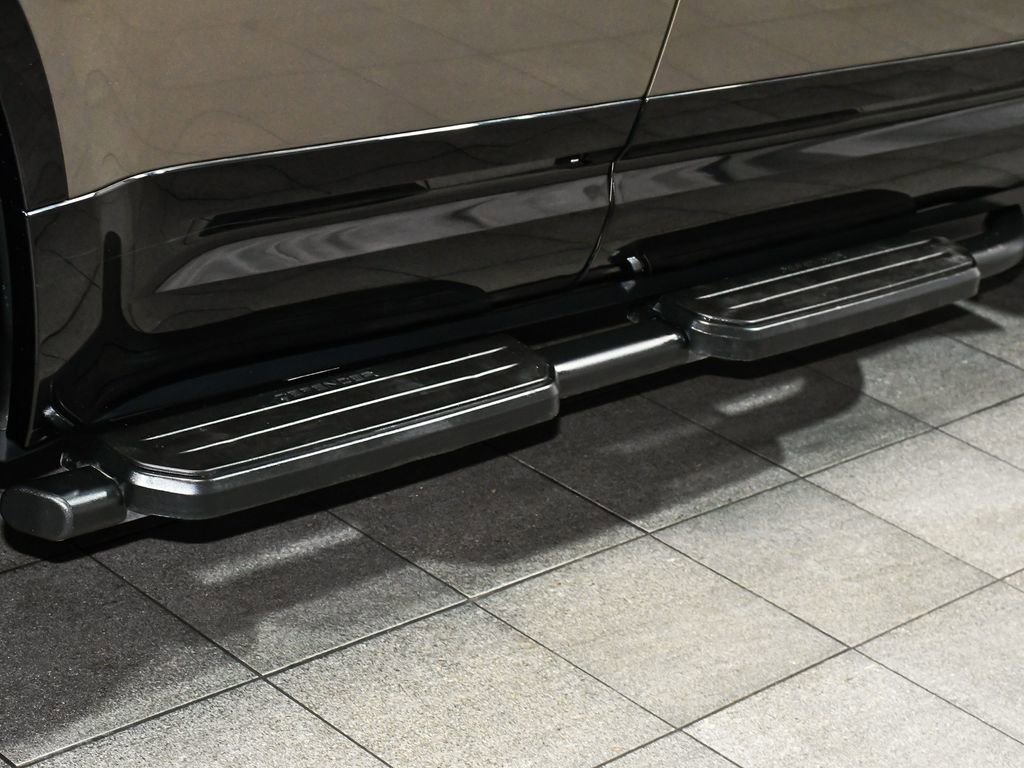 Used 2024 Land Rover Defender 130 X-Dynamic SE image 93