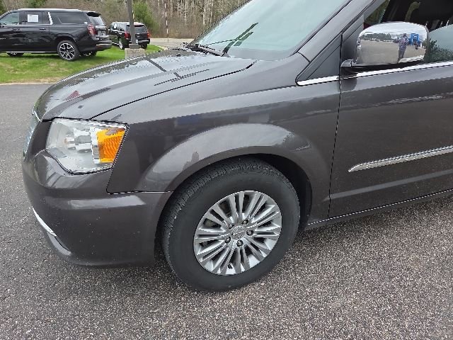 Used 2016 Chrysler Town & Country Touring-L FWD image 14