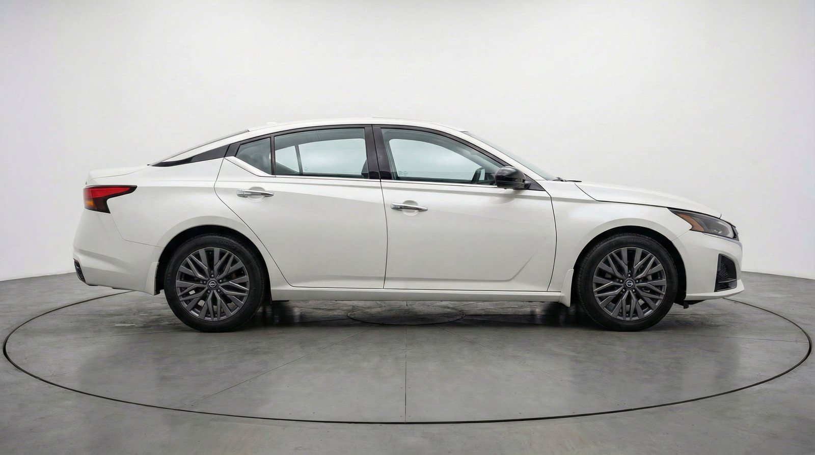 Used 2025 Nissan Altima 2.5 SV FWD image 11