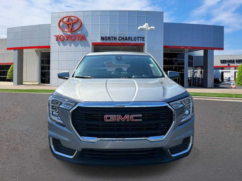 Used 2024 GMC Terrain SLE FWD image 3