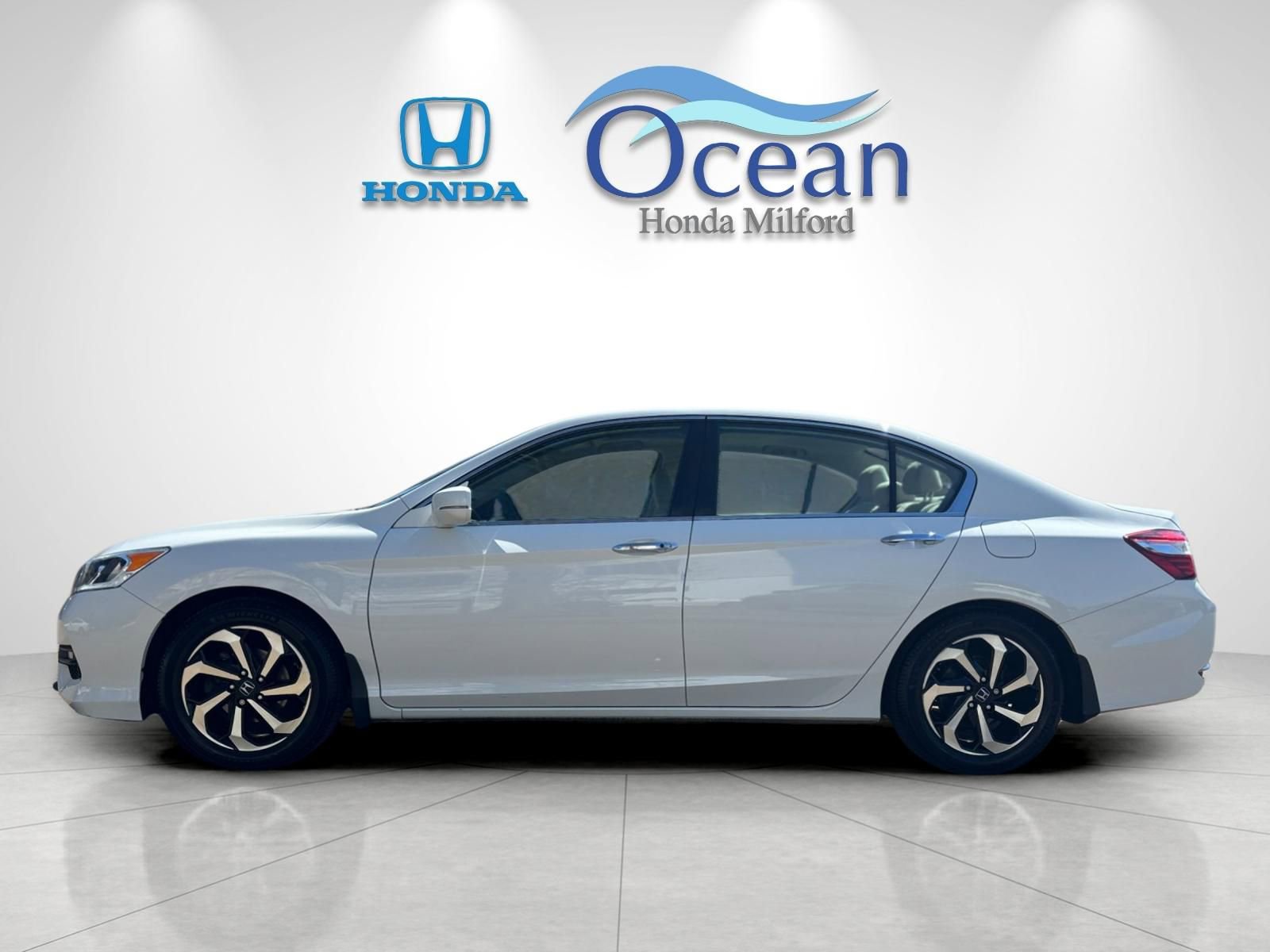 Used 2017 Honda Accord EX image 6