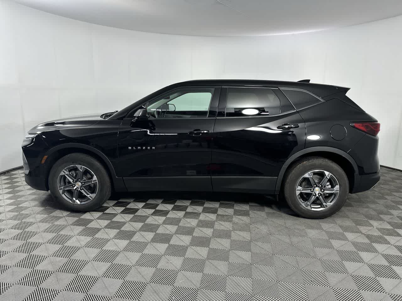 Used 2025 Chevrolet Blazer LT FWD image 14