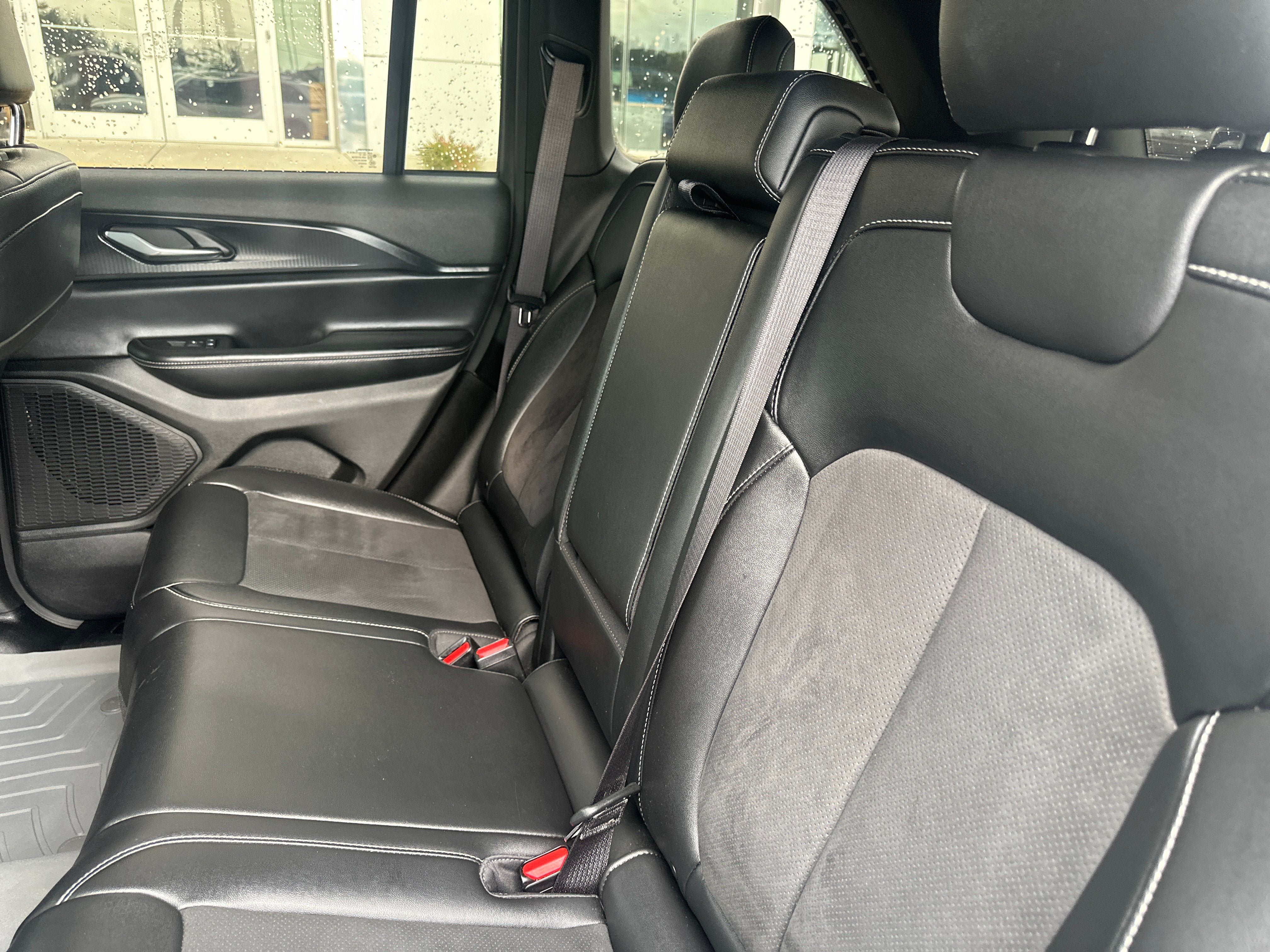 Used 2024 Jeep Grand Cherokee Altitude AWD/4WD image 19