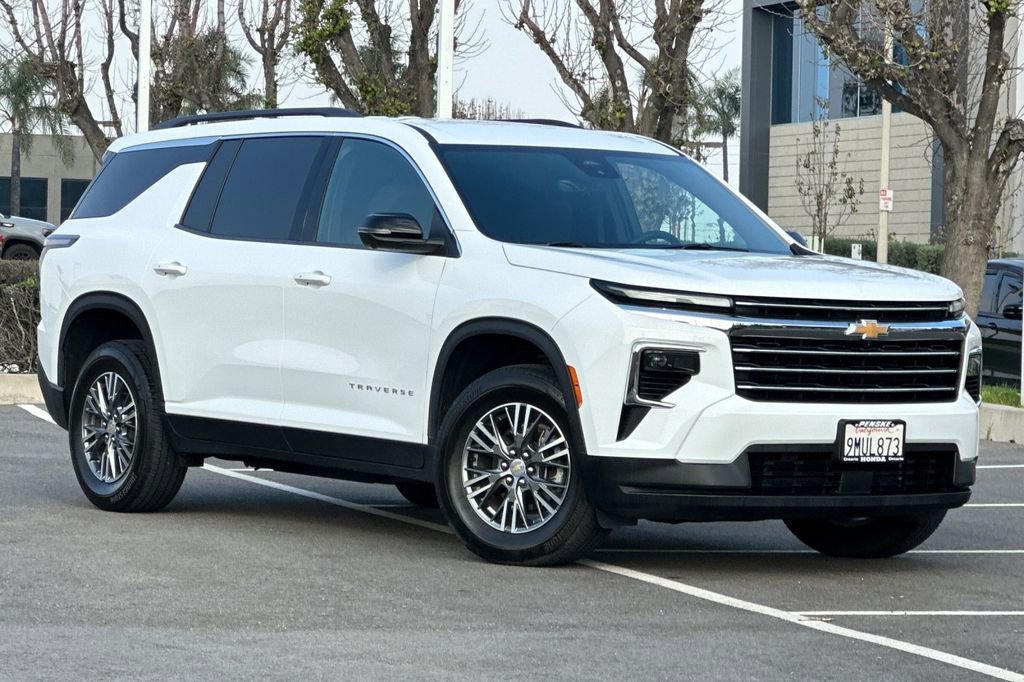 Used 2024 Chevrolet Traverse LT image 2