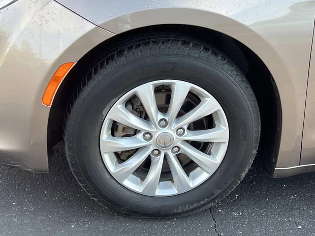 Used 2017 Chrysler Pacifica Touring-L FWD image 9