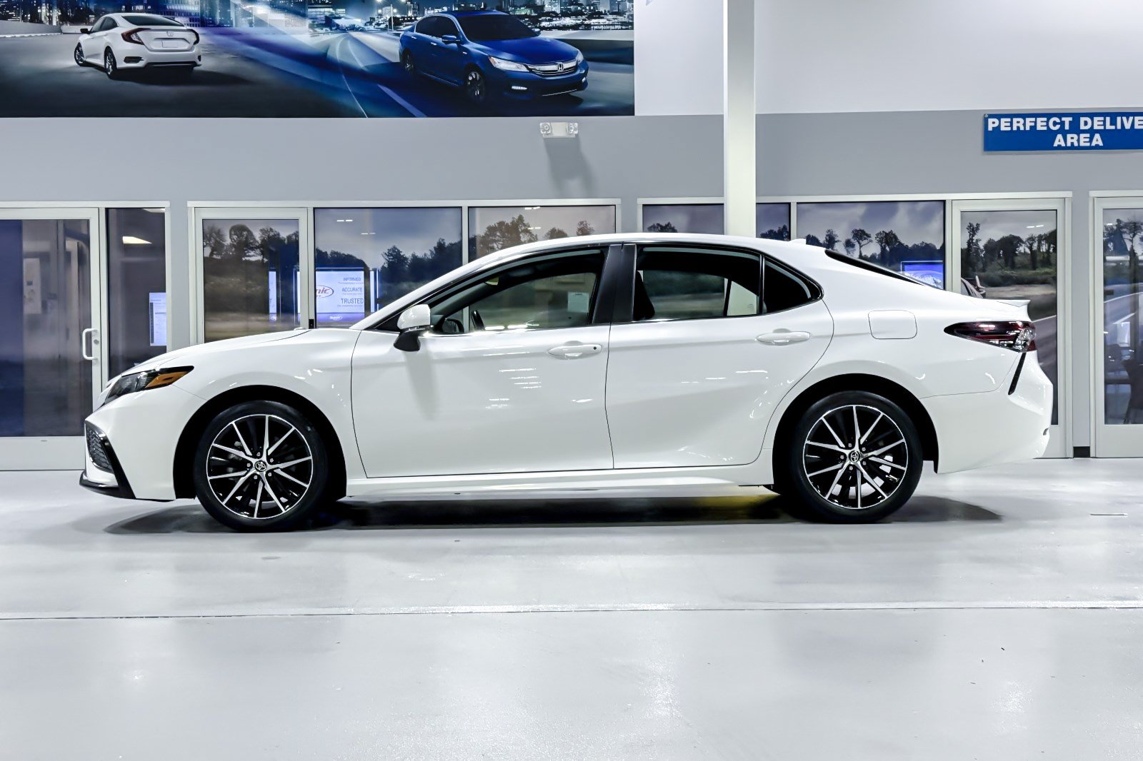 Used 2023 Toyota Camry SE FWD image 2