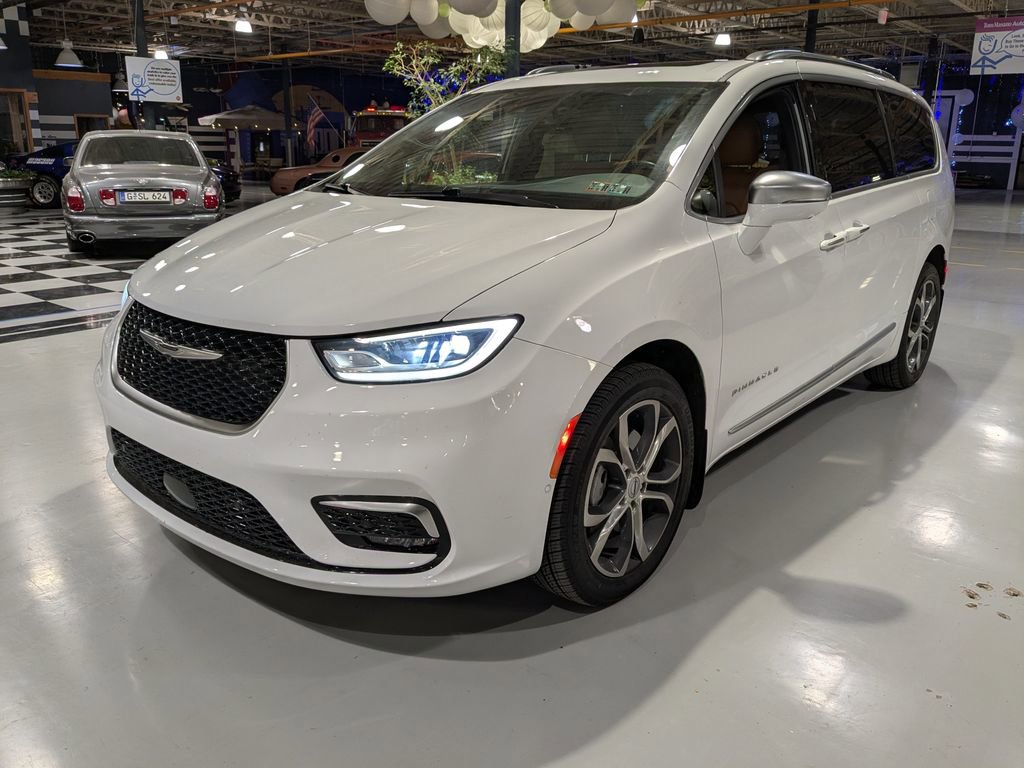 Used 2021 Chrysler Pacifica Pinnacle image 1