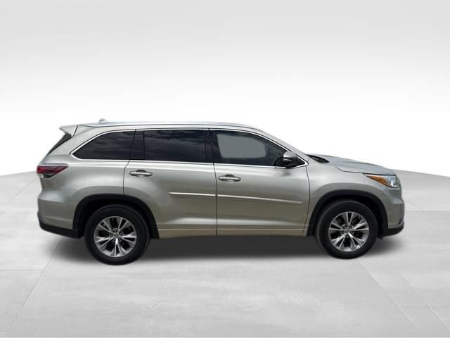 Used 2015 Toyota Highlander XLE FWD image 2