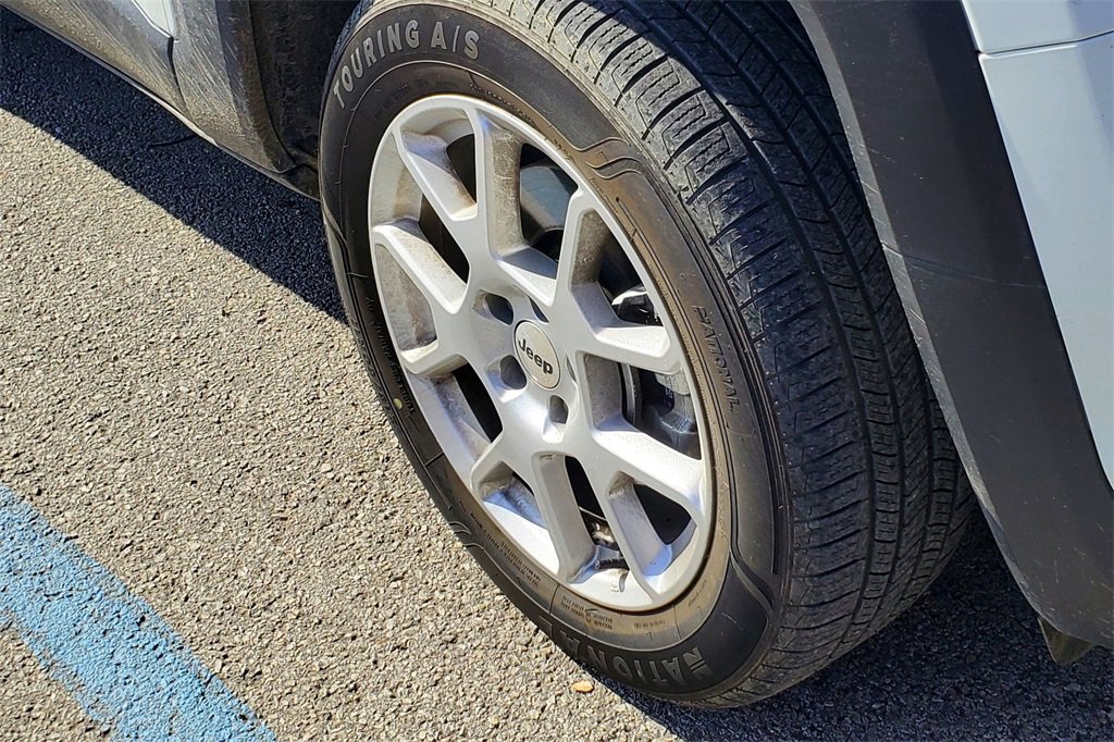 Used 2023 Jeep Renegade Latitude image 4