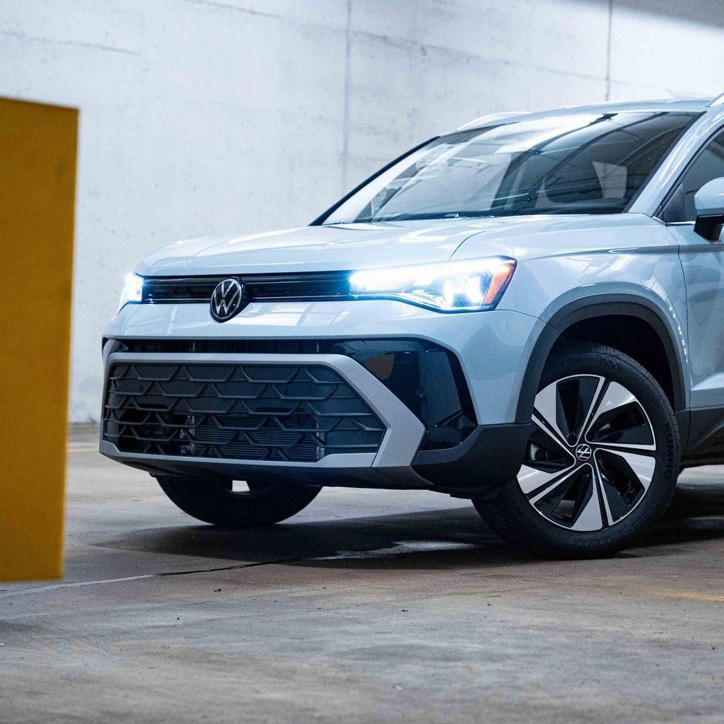 New 2026 Volkswagen Taos SE image 2