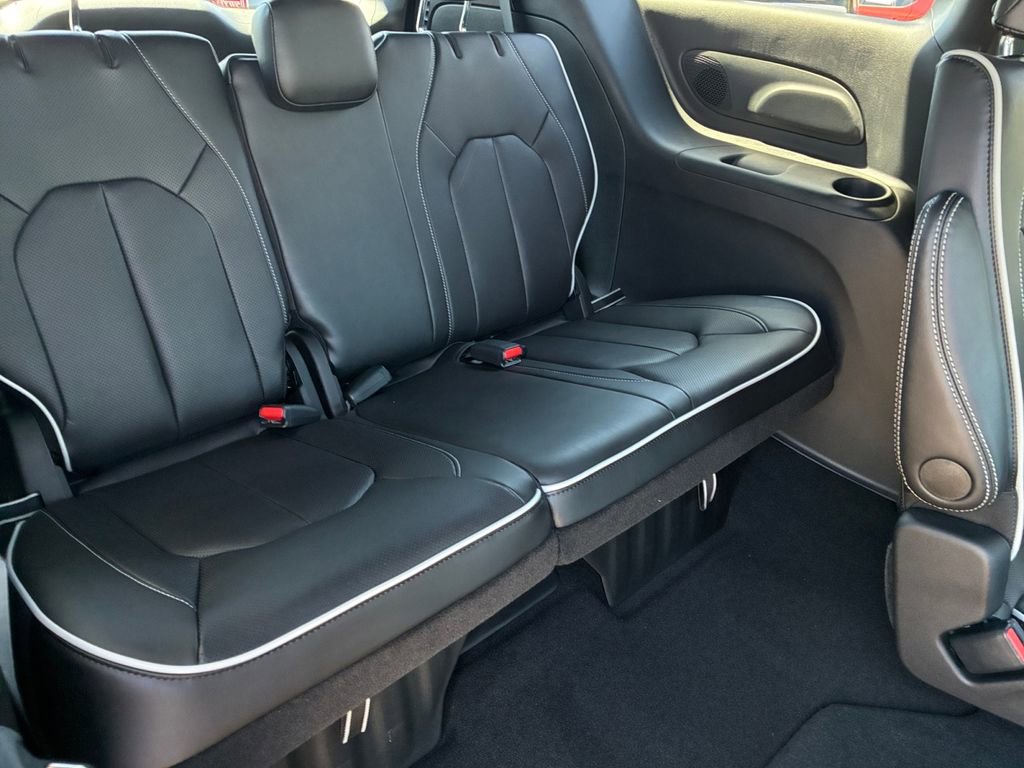 New 2026 Chrysler Pacifica Limited FWD image 5