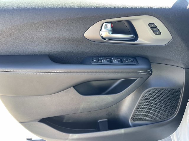 New 2027 Chrysler Pacifica Limited FWD image 22