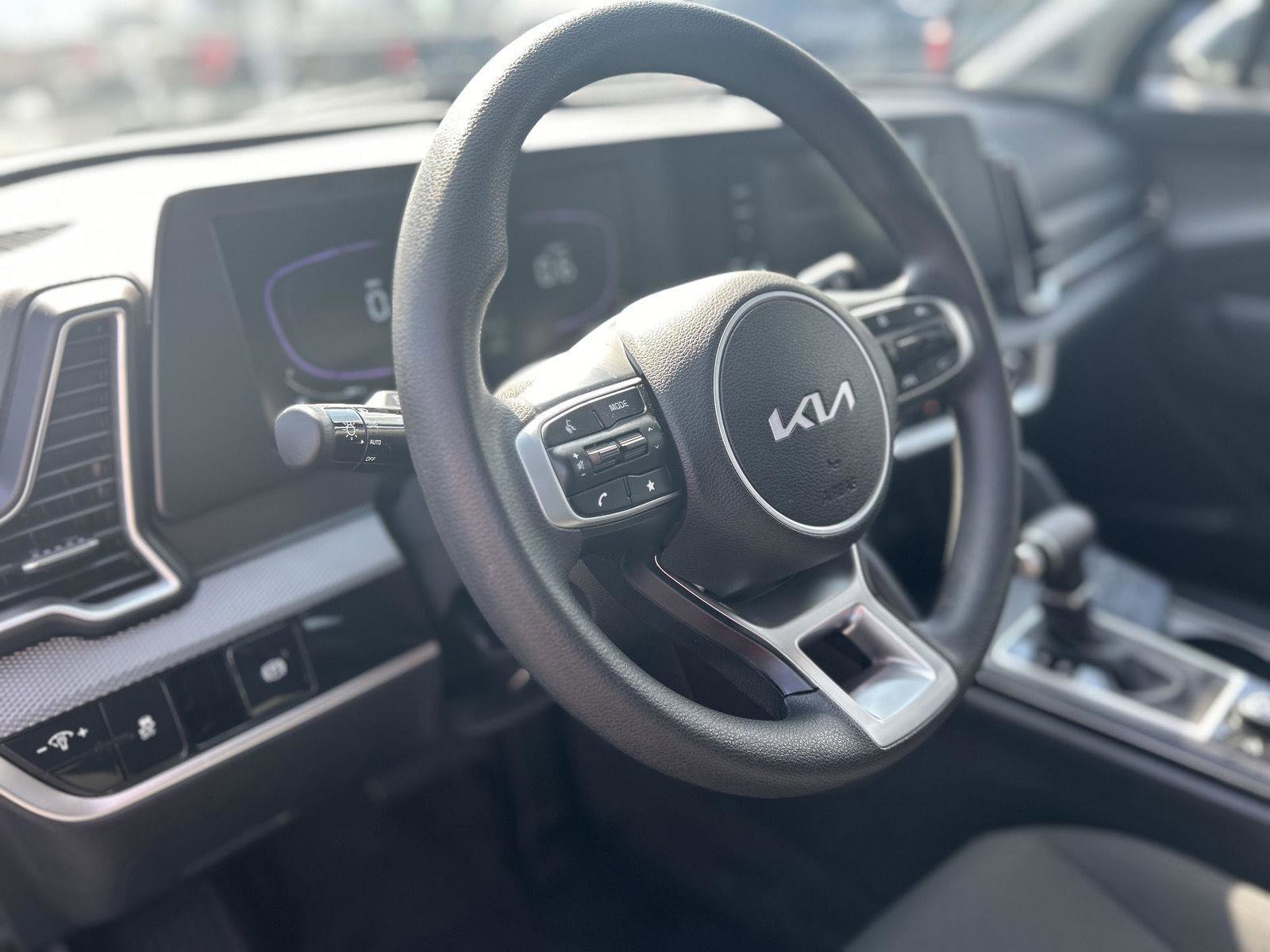 Used 2025 Kia Sportage LX image 2