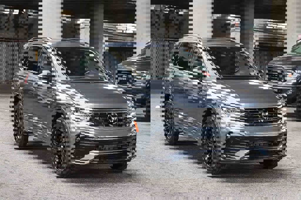 Used 2023 Volkswagen Tiguan SE R-Line image 3