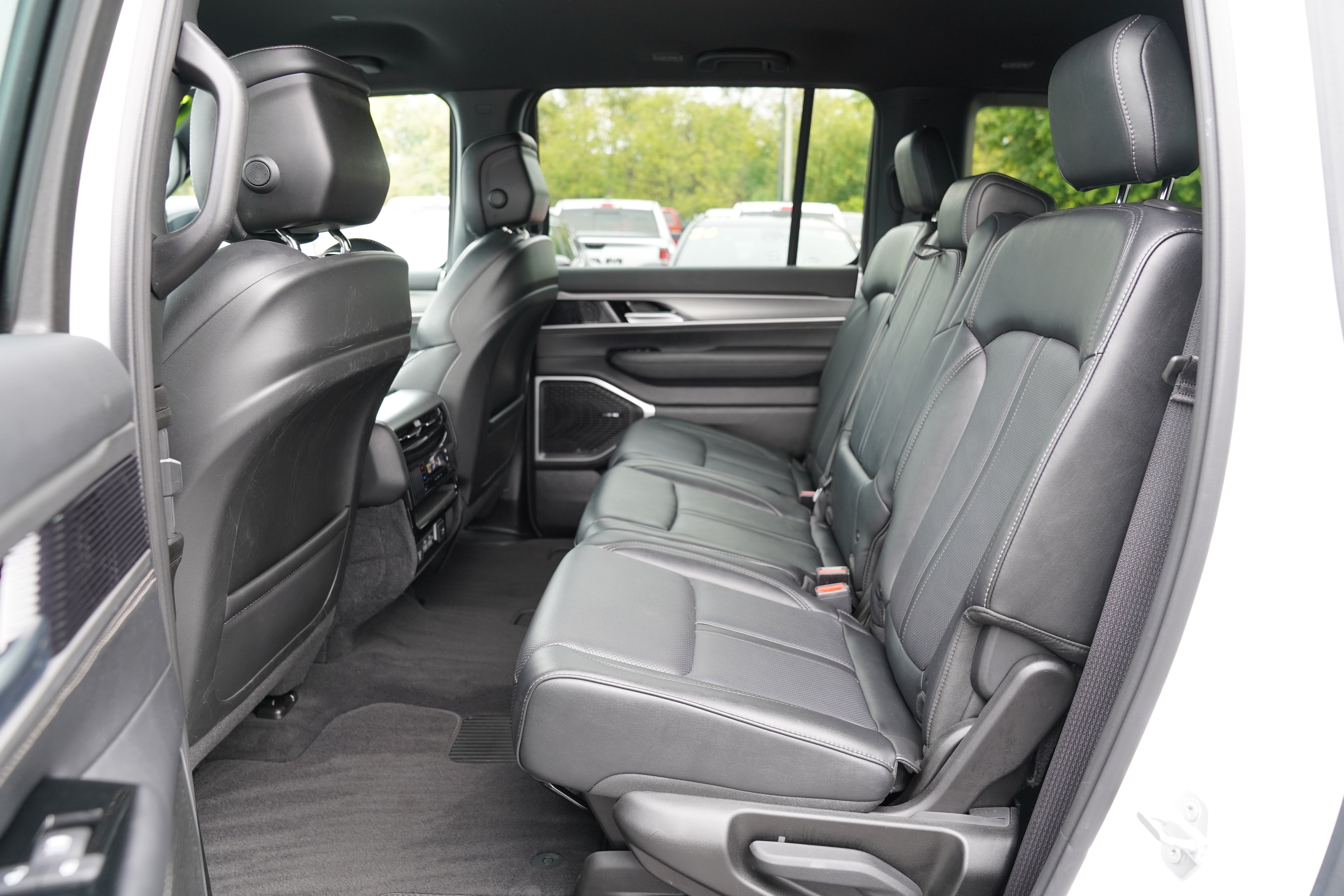 Used 2025 Jeep Wagoneer L Series II w/ 8-pass Seating Package AWD/4WD image 5