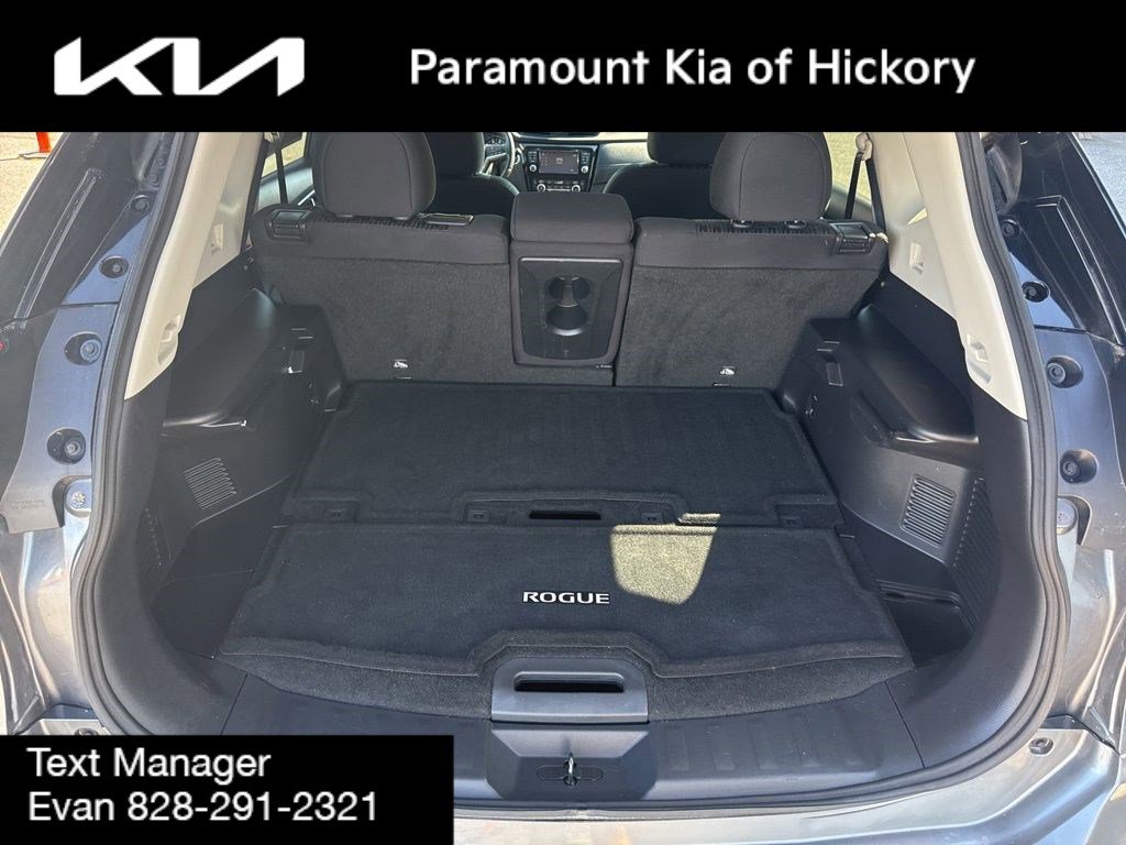 Used 2017 Nissan Rogue SV w/ Sun & Sound Touring Package image 11