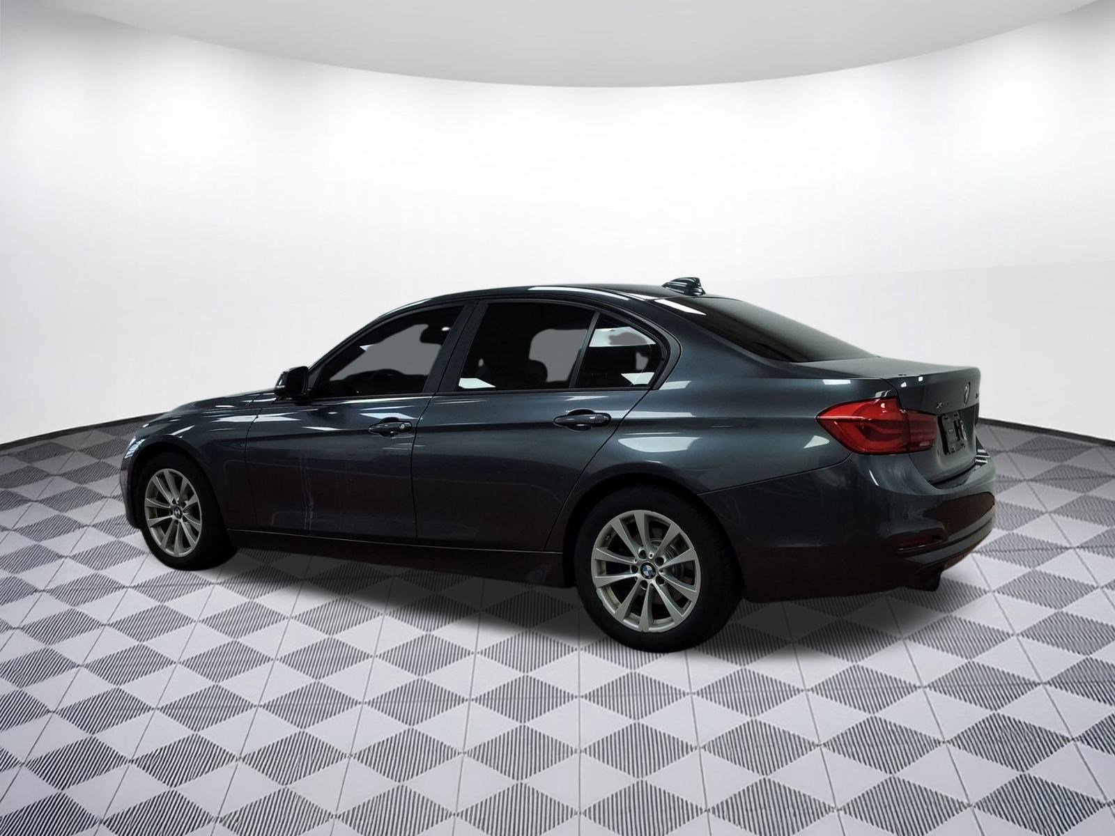 Used 2017 BMW 320i xDrive Sedan image 3