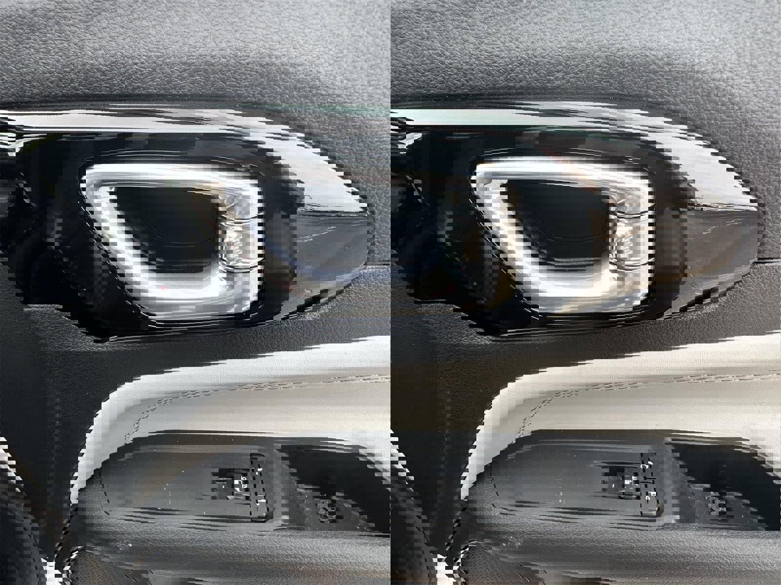 Used 2025 Jeep Compass Limited image 39