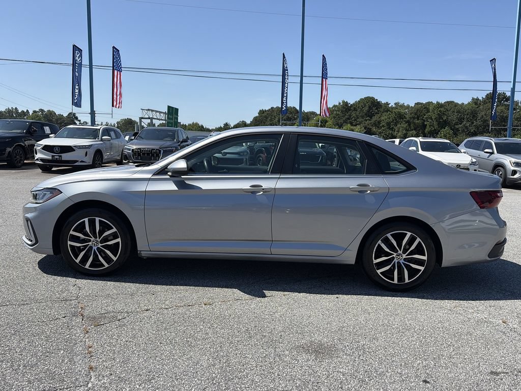 Used 2025 Volkswagen Jetta SE FWD image 18