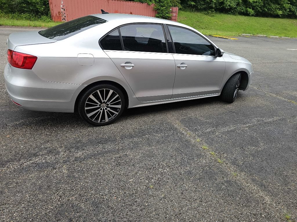 Used 2011 Volkswagen Jetta SEL FWD image 3