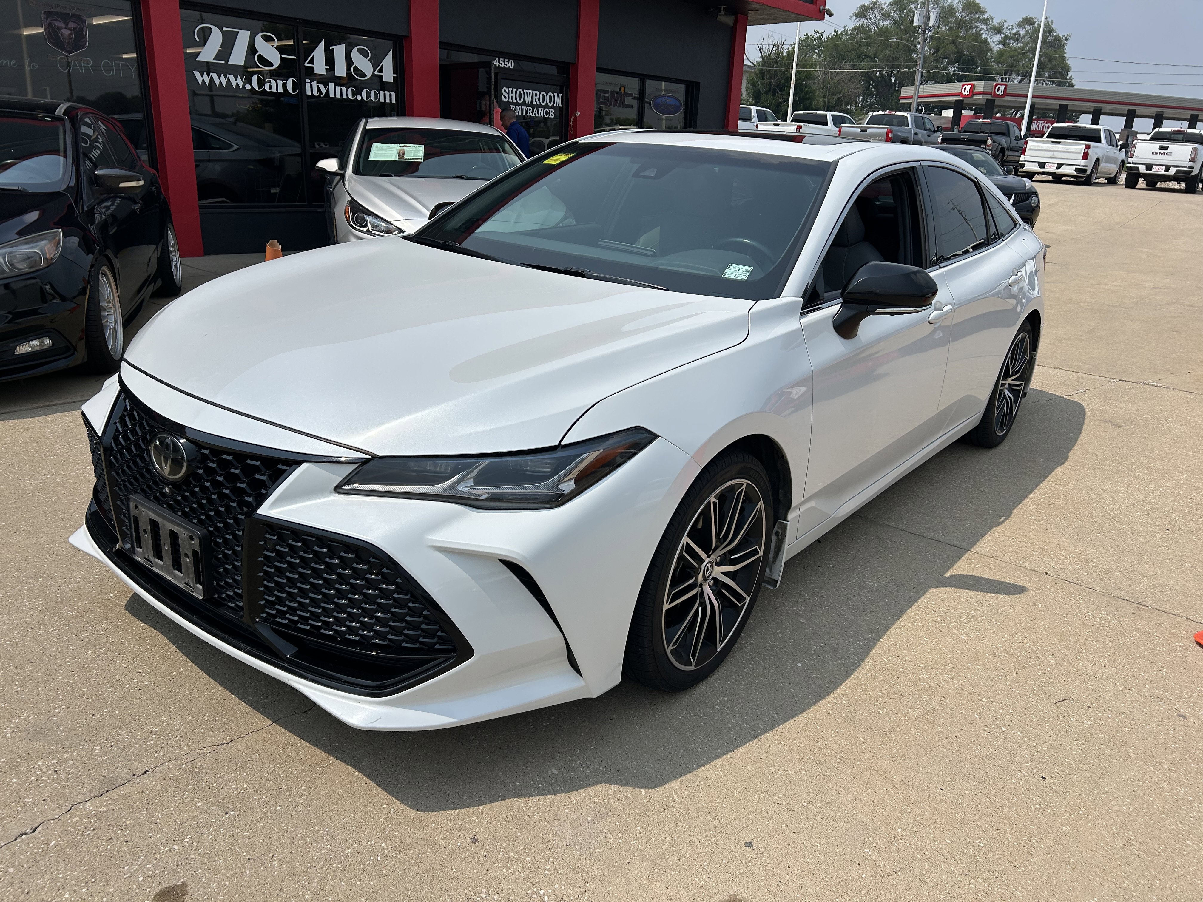 Used 2019 Toyota Avalon Touring image 1