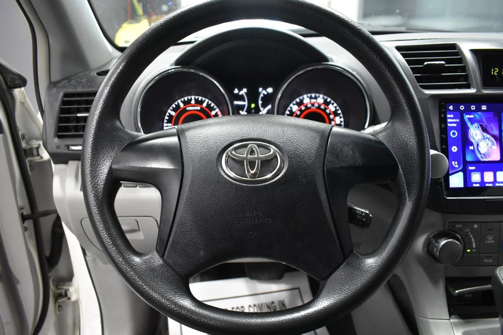 Used 2012 Toyota Highlander FWD w/ Cold Weather Pkg image 21
