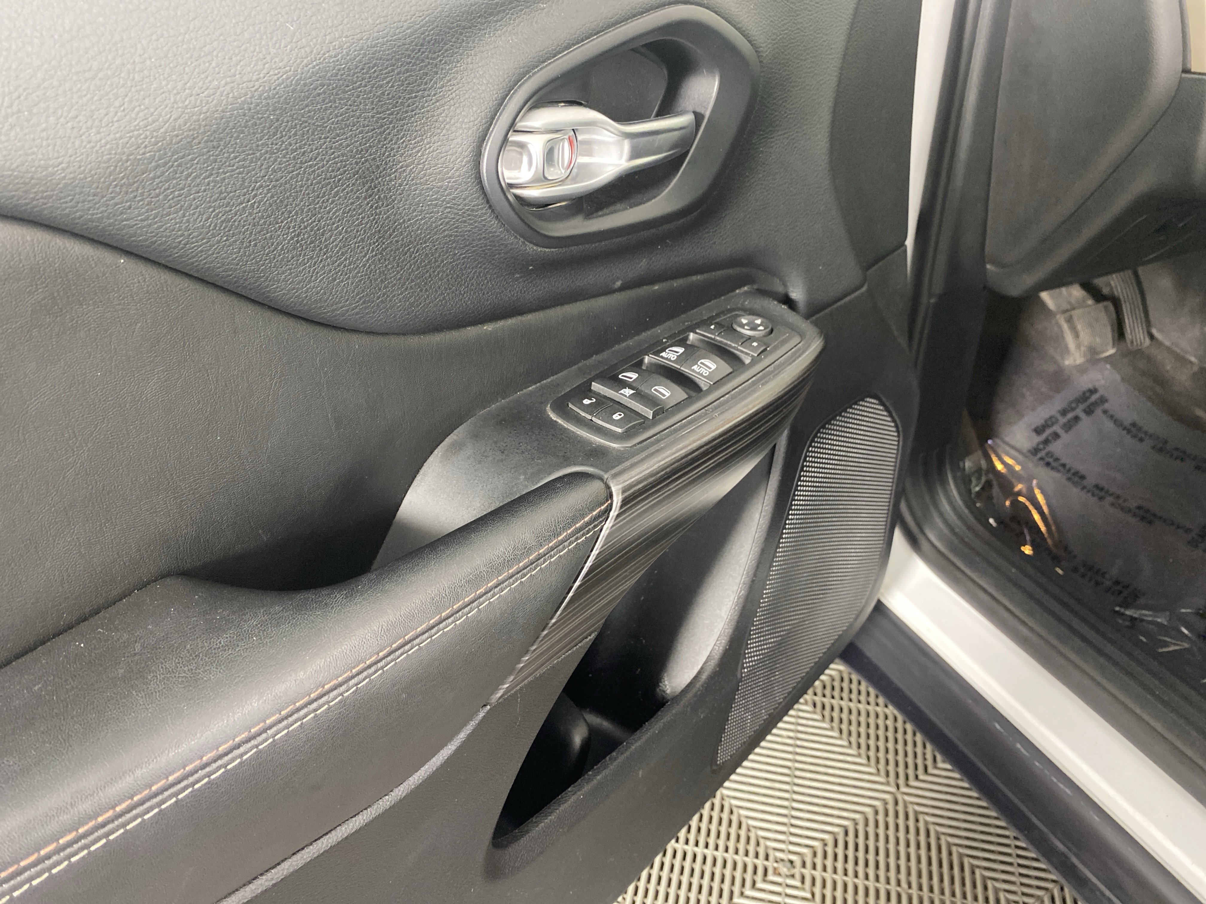 Used 2017 Jeep Cherokee 75th Anniversary AWD/4WD image 17