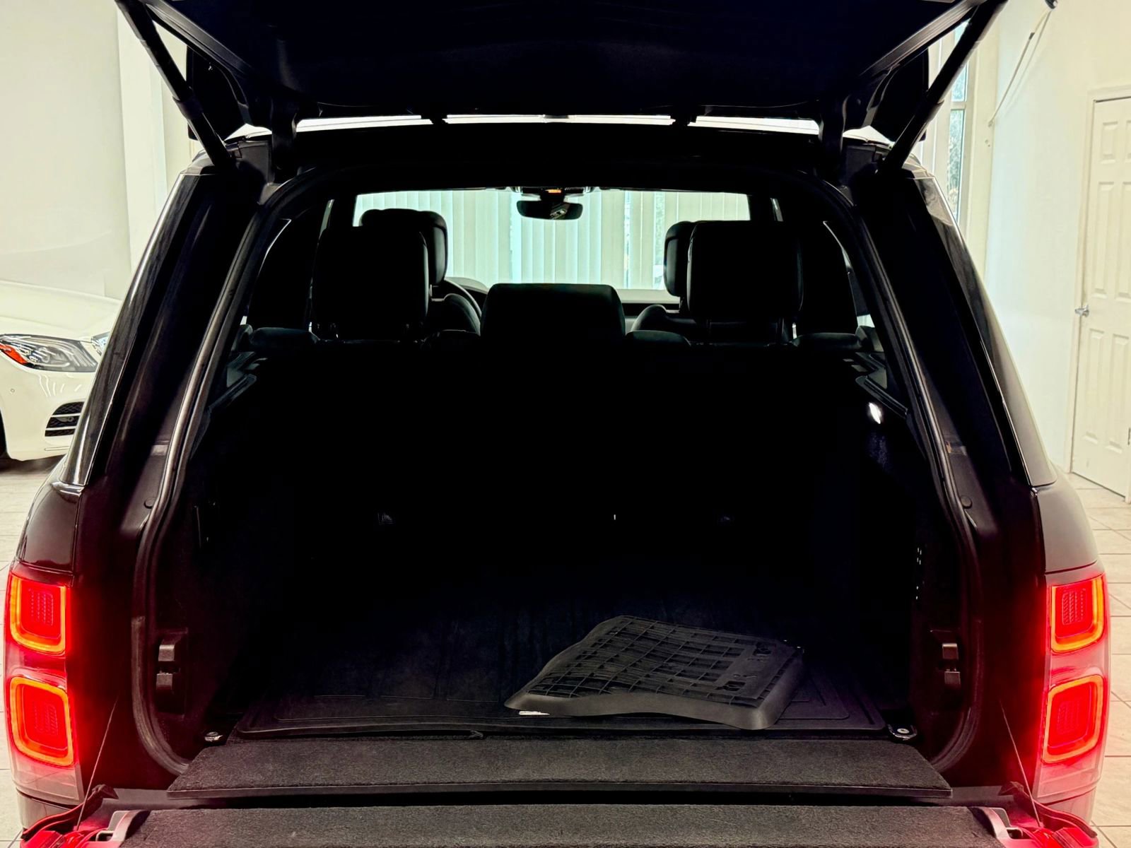 Used 2020 Land Rover Range Rover HSE image 17