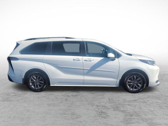Certified 2023 Toyota Sienna LE AWD/4WD image 4