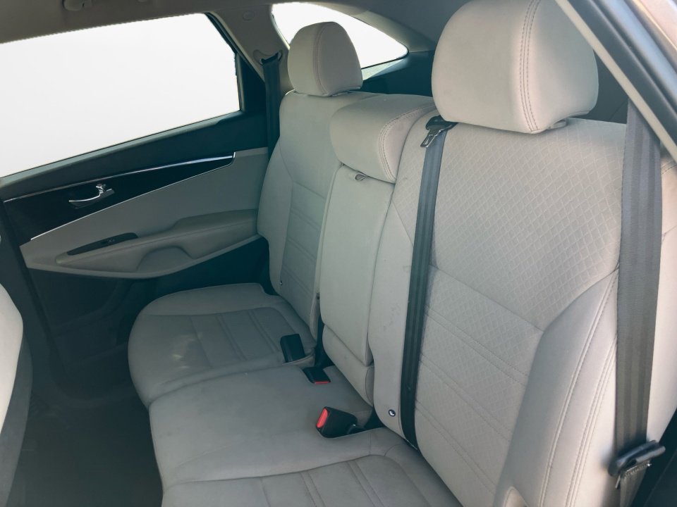 Used 2019 Kia Sorento FWD V6 image 15