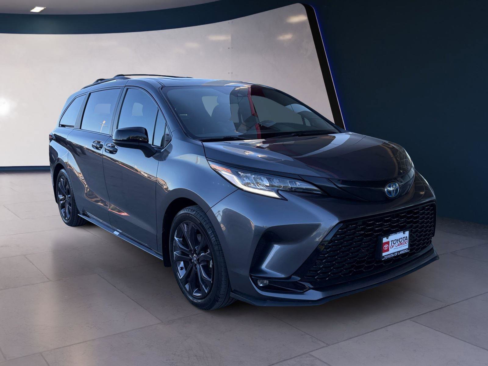 Used 2025 Toyota Sienna XSE w/ XSE Plus Package image 7