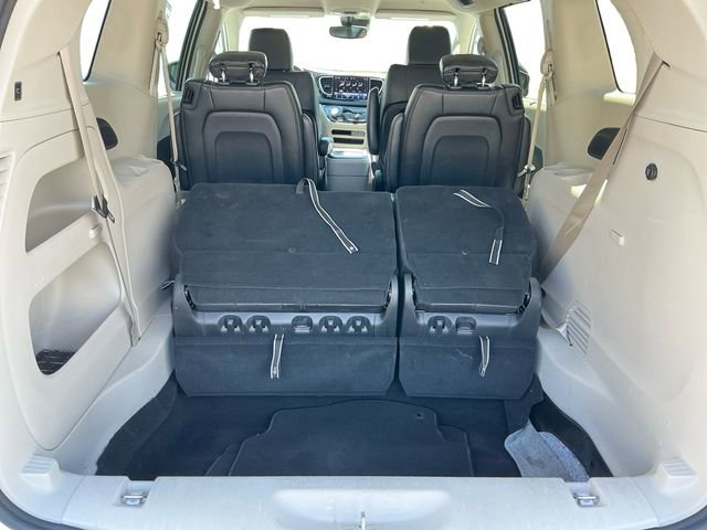 Used 2023 Chrysler Pacifica Touring-L FWD image 19