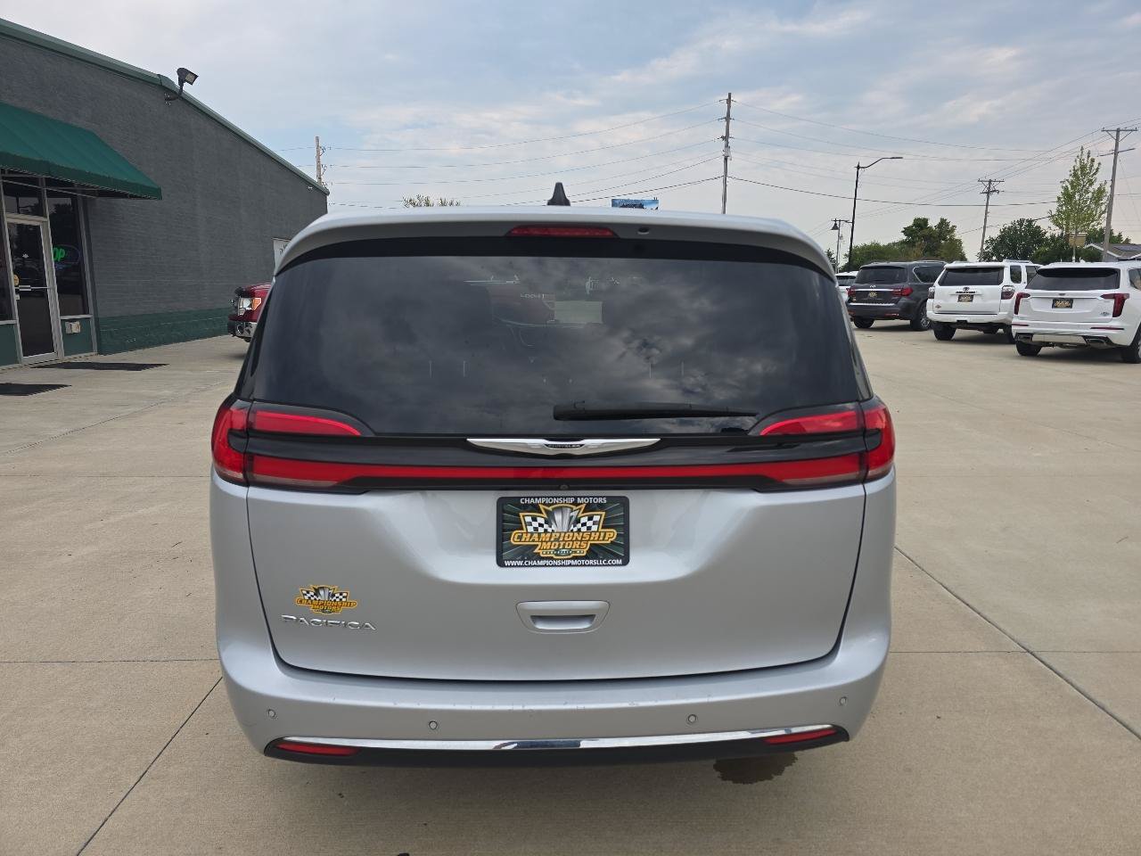 Used 2023 Chrysler Pacifica Touring-L FWD image 4