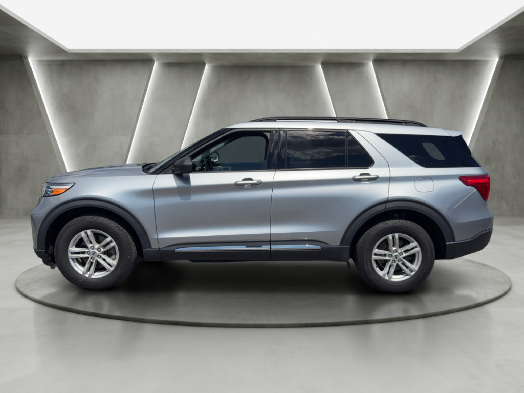 Used 2023 Ford Explorer XLT AWD/4WD image 2