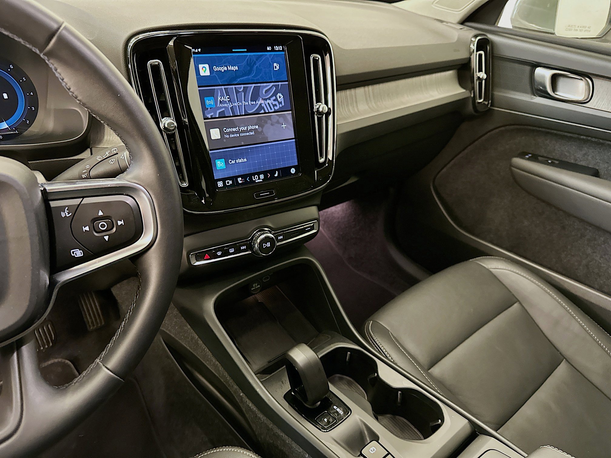 Used 2025 Volvo XC40 B5 Core image 26