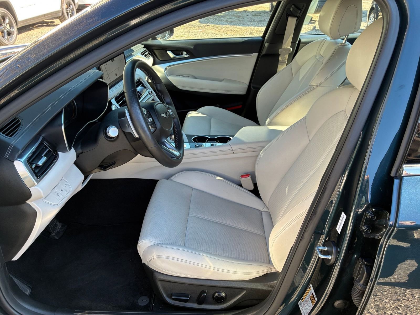 Used 2025 Genesis G70 2.5T image 27