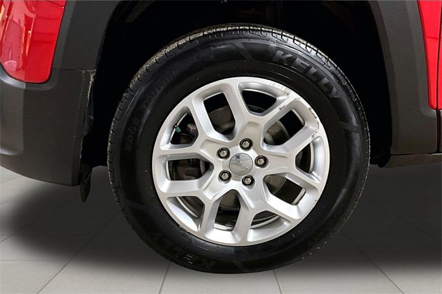 Used 2017 Jeep Renegade Latitude w/ Popular Equipment Group image 9