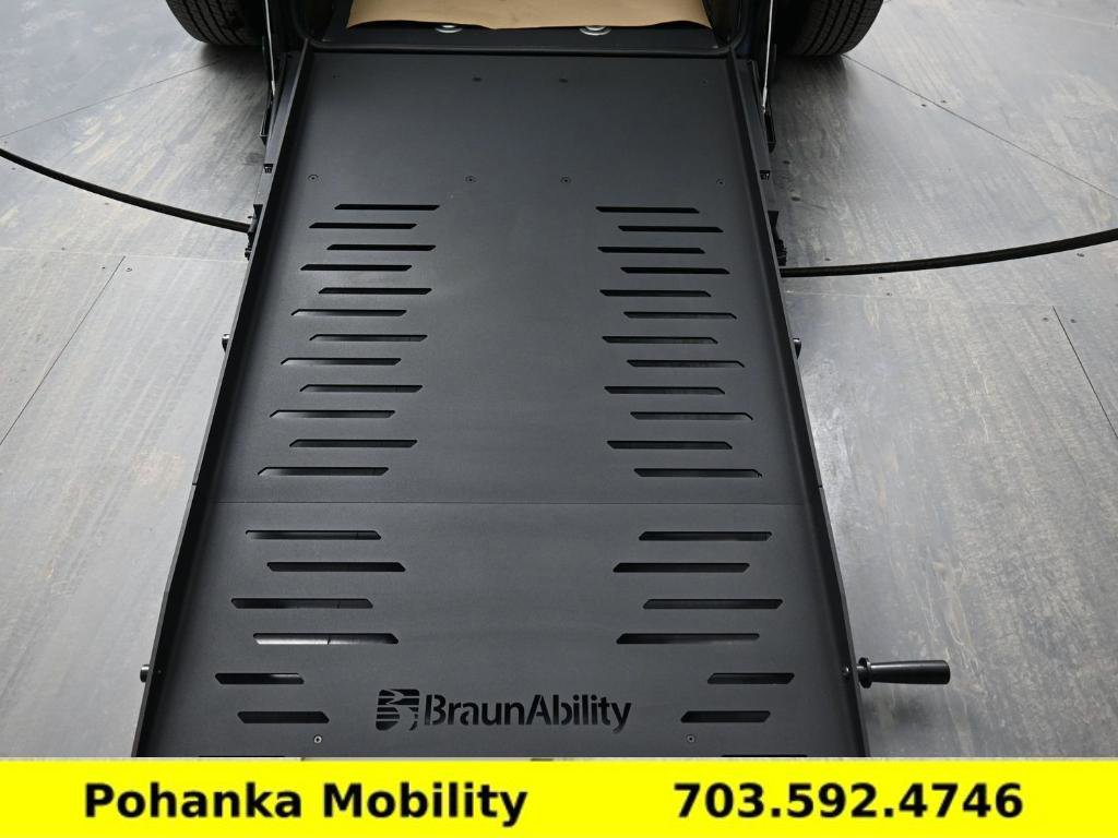 Used 2024 Chrysler Pacifica Touring-L image 3