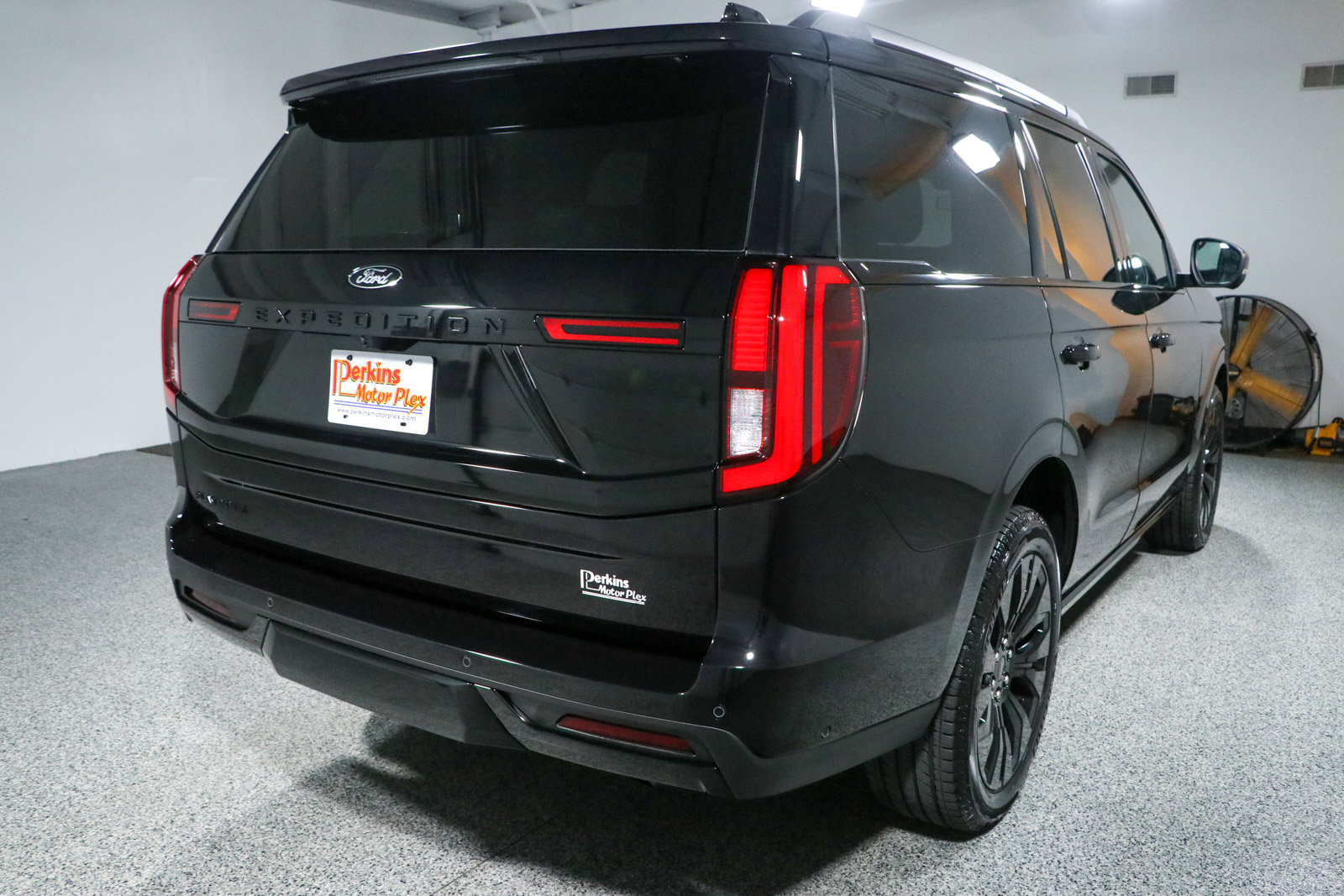 Used 2025 Ford Expedition Platinum w/ Stealth Appearance Package AWD/4WD image 7