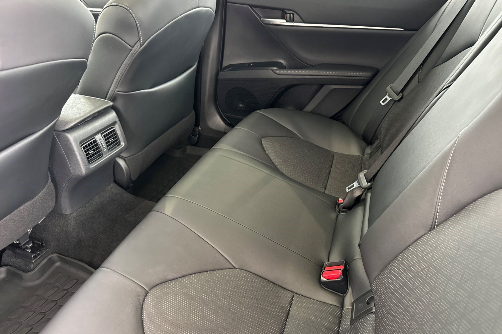 Used 2020 Toyota Camry XSE w/ Blackout Package FWD image 15