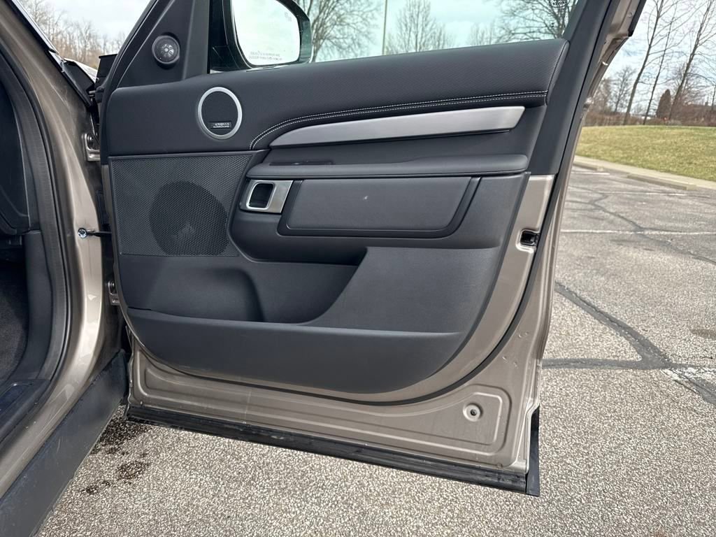 New 2024 Land Rover Discovery Dynamic SE image 15