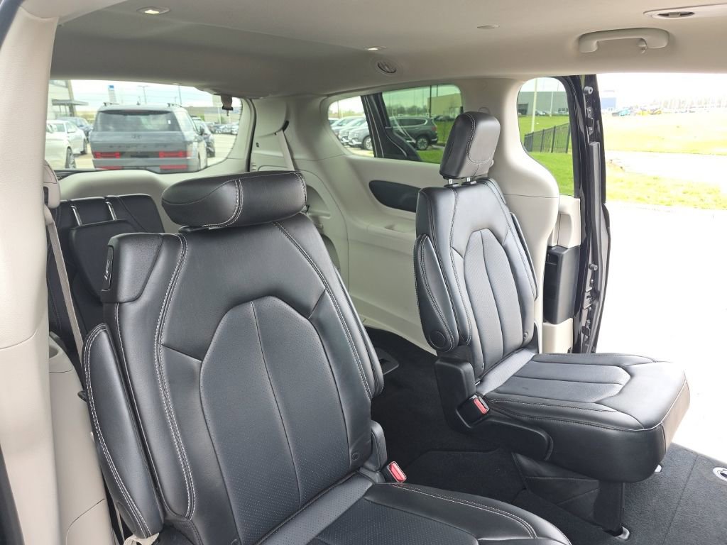 Used 2024 Chrysler Pacifica Touring-L image 19