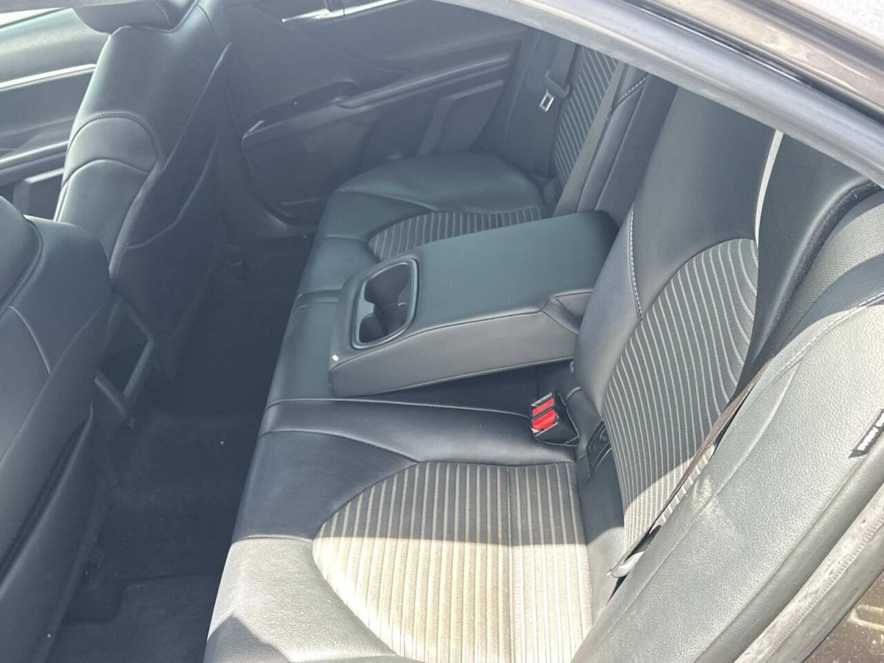 Used 2020 Toyota Camry SE FWD image 9
