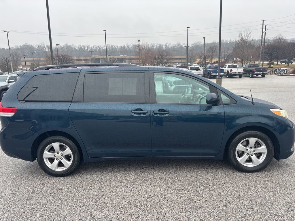 Used 2011 Toyota Sienna LE image 2